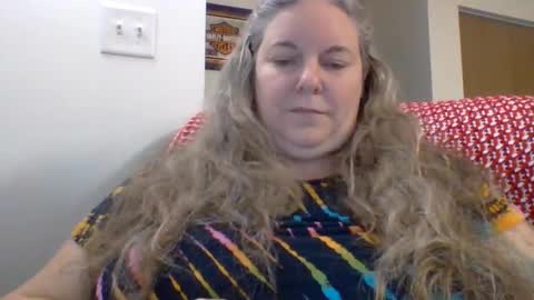hippysnewhere online show from June 10, 5:01 pm