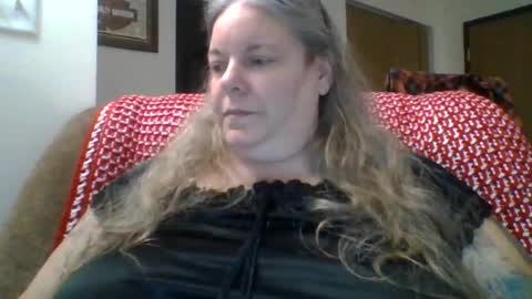 hippysnewhere online show from June 13, 3:48 am
