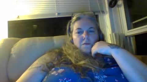 hippysnewhere online show from June 15, 4:47 am