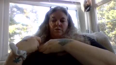 hippysnewhere online show from June 17, 8:54 pm