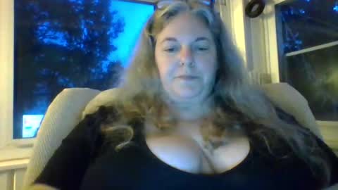hippysnewhere online show from June 18, 9:14 am