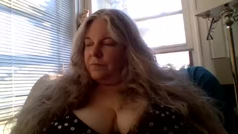 hippysnewhere online show from June 21, 10:18 am