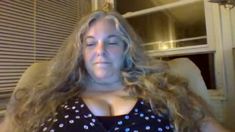 hippysnewhere online show from June 27, 7:02 am