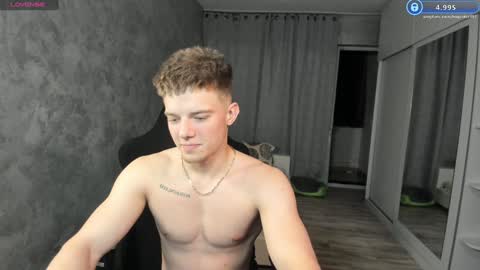 Snapshot of hogrider192 chatting on December 4, 2:09 am Victor online show from December 4, 2:09 am