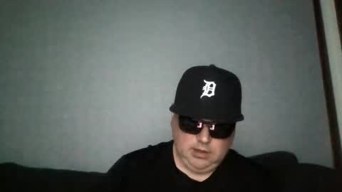 holden_minutz online show from April 15, 7:59 am