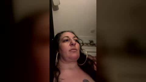 Snapshot of holdmedown88 chatting on May 21, 7:15 am holdmedown88 online show from May 21, 7:15 am