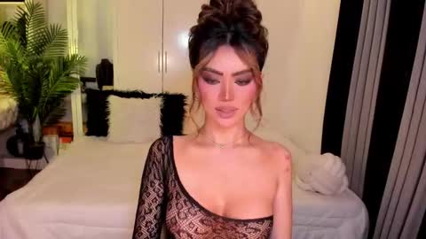 Snapshot of holee_laura chatting on September 21, 7:54 am Ms. Laura online show from September 21, 7:54 am