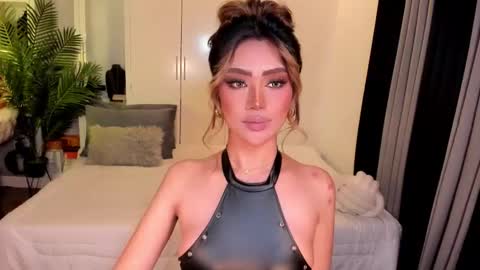 Snapshot of holee_laura chatting on October 30, 2:24 am Ms. Laura online show from October 30, 2:24 am