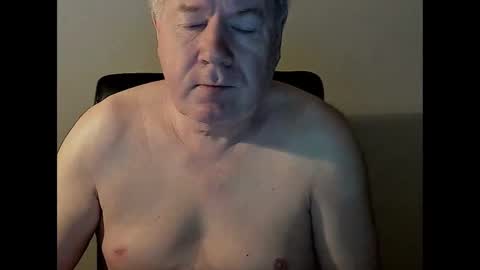 Snapshot of holgerhb53 chatting on February 15, 2:58 am Holger online show from February 15, 2:58 am