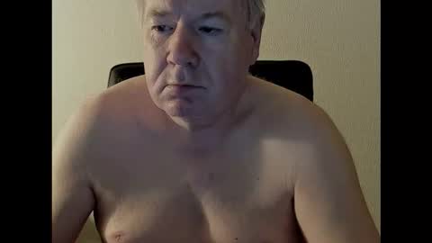 Snapshot of holgerhb53 chatting on October 24, 3:03 am Holger online show from October 24, 3:03 am