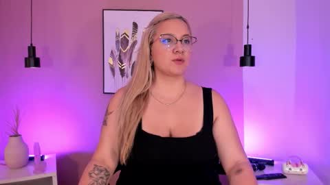 Snapshot of hollie_joliie chatting on September 20, 11:33 am Hollie online show from September 20, 11:33 am