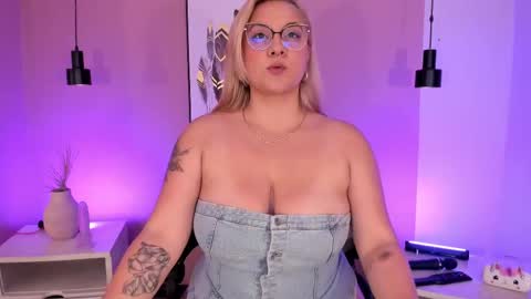 Snapshot of hollie_joliie chatting on September 22, 12:07 pm Hollie online show from September 22, 12:07 pm