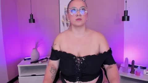 Snapshot of hollie_joliie chatting on October 2, 8:10 am Hollie online show from October 2, 8:10 am