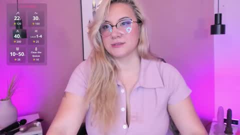 Snapshot of hollie_joliie chatting on October 3, 11:29 am Hollie online show from October 3, 11:29 am