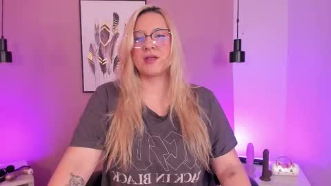 Snapshot of hollie_joliie chatting on October 17, 11:57 am Hollie online show from October 17, 11:57 am