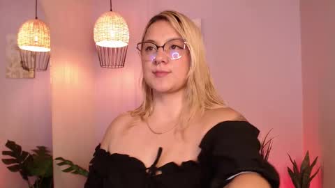 Snapshot of hollie_joliie chatting on October 25, 7:41 pm Hollie online show from October 25, 7:41 pm