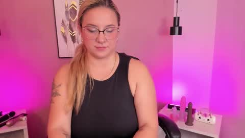 Snapshot of hollie_joliie chatting on October 30, 12:17 pm Hollie online show from October 30, 12:17 pm