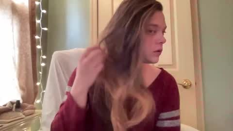 Snapshot of holly23hopefull chatting on December 29, 7:32 pm Hollys Drive threw Side Of CB. online show from December 29, 7:32 pm