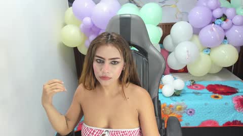 Snapshot of holly_22 chatting on April 1, 11:00 am Holly 22 online show from April 1, 11:00 am