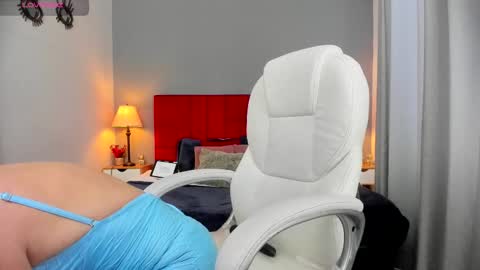 Snapshot of holly_madison_ chatting on October 5, 12:47 pm Holly Madisson online show from October 5, 12:47 pm