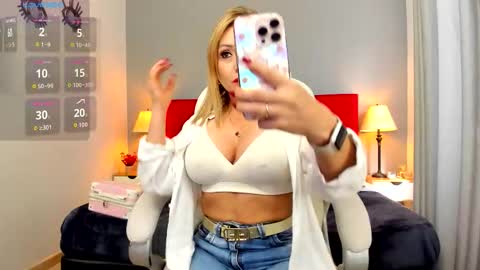 Snapshot of holly_madison_ chatting on November 10, 12:48 pm Holly Madisson online show from November 10, 12:48 pm