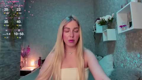 holly_molly8 online show from October 25, 1:35 am