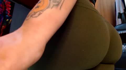 holly_thomsonx69 online show from February 5, 8:14 pm