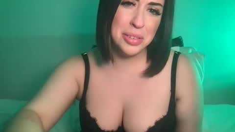 Snapshot of hollyh0x chatting on February 10, 1:46 am Holly Hox online show from February 10, 1:46 am