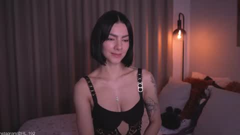 Holly Linder online show from July 2, 2:00 am