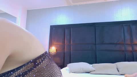 Snapshot of hollyolson chatting on March 28, 12:05 pm Holly online show from March 28, 12:05 pm