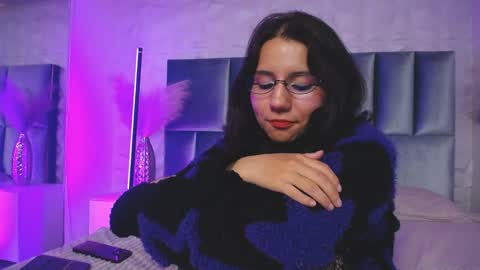 hollypeach_ online show from March 23, 7:51 pm