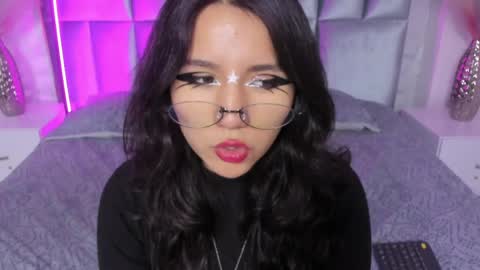 hollypeach_ online show from March 29, 5:02 pm