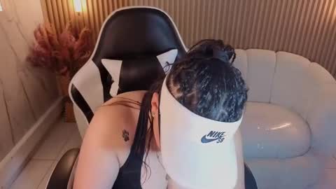 Holly  online show from November 15, 1:18 pm