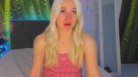 HollyTaillor online show from November 1, 6:15 am