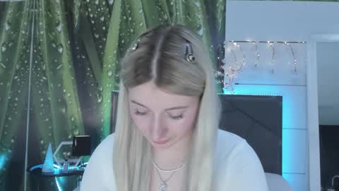 HollyTaillor online show from May 12, 12:35 pm