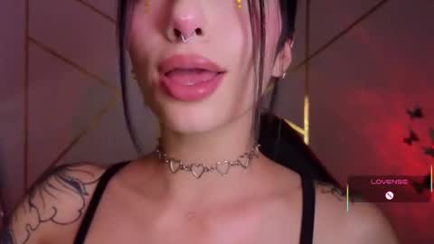 Snapshot of hollyxx_ chatting on October 30, 12:01 am holly online show from October 30, 12:01 am