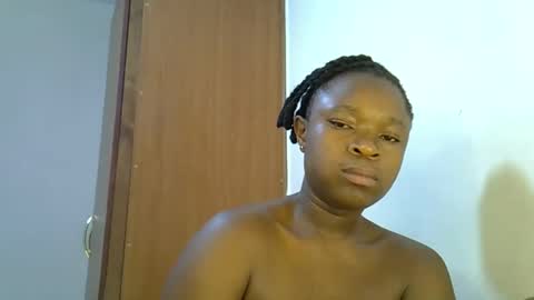 holy_ebony online show from May 12, 4:09 am