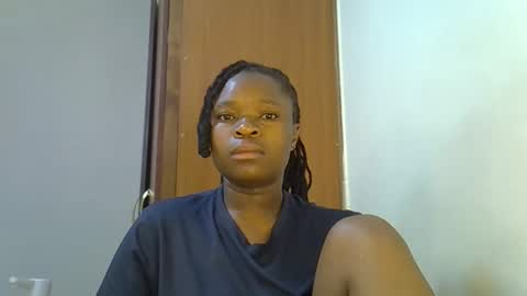 holy_ebony online show from May 18, 2:07 am
