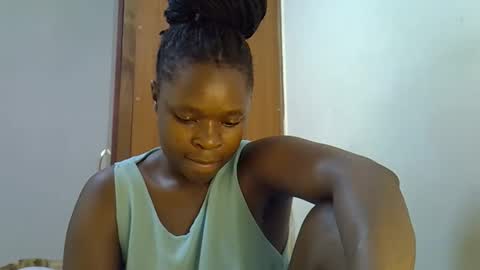 holy_ebony online show from May 19, 11:44 pm