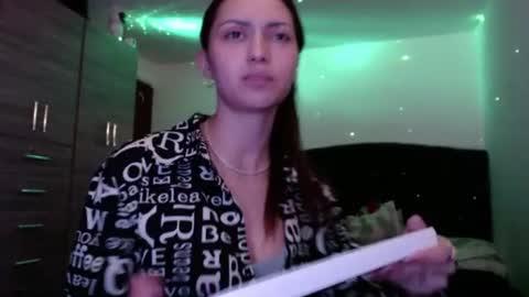 holy_julii online show from June 11, 4:43 am