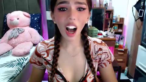 Snapshot of holy_molly1 chatting on November 10, 1:10 pm holy_molly1 online show from November 10, 1:10 pm