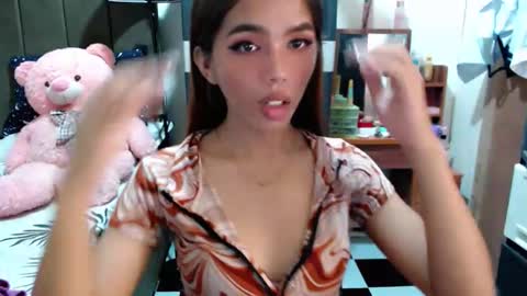 Snapshot of holy_molly1 chatting on November 22, 1:32 pm holy_molly1 online show from November 22, 1:32 pm
