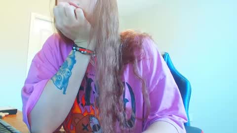 Snapshot of holyweed420 chatting on December 11, 4:31 pm Viktoria online show from December 11, 4:31 pm