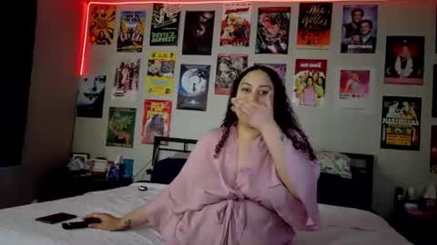 Snapshot of honeeyyy_pot chatting on September 18, 5:48 pm Honey online show from September 18, 5:48 pm