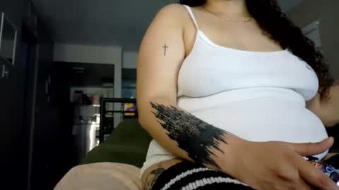 Snapshot of honeeyyy_pot chatting on October 5, 5:17 am Honey online show from October 5, 5:17 am