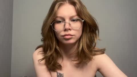 Snapshot of honey__pie chatting on June 5, 4:08 am Lilith and Ellie online show from June 5, 4:08 am