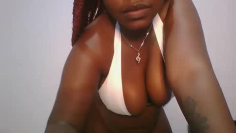 Snapshot of honey_beb chatting on October 5, 6:01 am honey_beb online show from October 5, 6:01 am