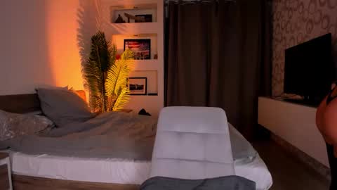 Snapshot of honey_bunnyy_ chatting on February 6, 12:04 am Alexa online show from February 6, 12:04 am