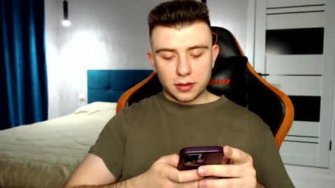 Snapshot of honey_furry chatting on December 29, 9:20 pm Wolfy online show from December 29, 9:20 pm