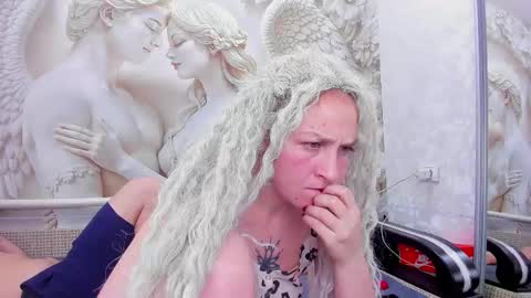 Snapshot of honey_rabbits chatting on January 10, 11:56 am CHRISTIE and HERALD online show from January 10, 11:56 am